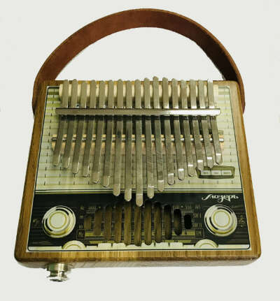 Калимба Требл Radio, резонаторная из массива дуба, профессиональная с чувствительным звукоснимателем.