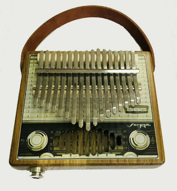 Калимба Требл Radio, резонаторная из массива дуба, профессиональная с чувствительным звукоснимателем.