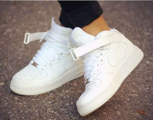 Белые кроссовки Nike