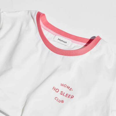 Футболка с принтом Moms'  No Sleep Club / Momset