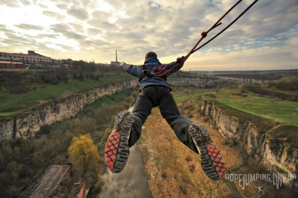 Прыгнуть с моста на альпинистской веревке (Rope-jumping)
