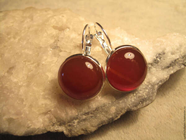 серьги с красным или коричневым камнем