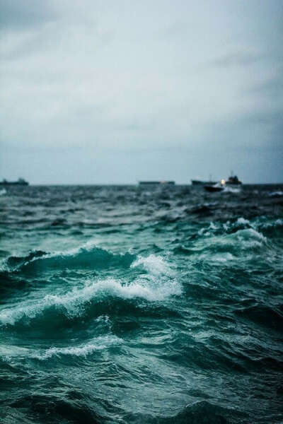 на море