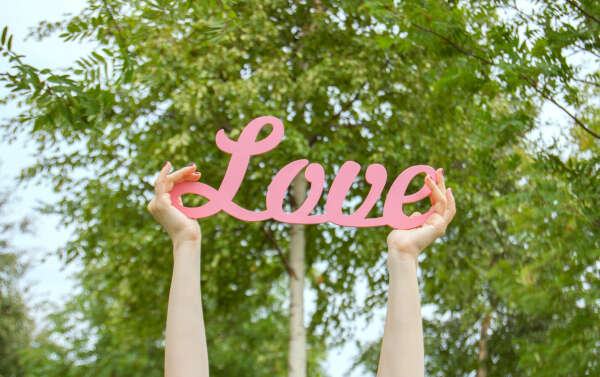 Слово Love из дерева