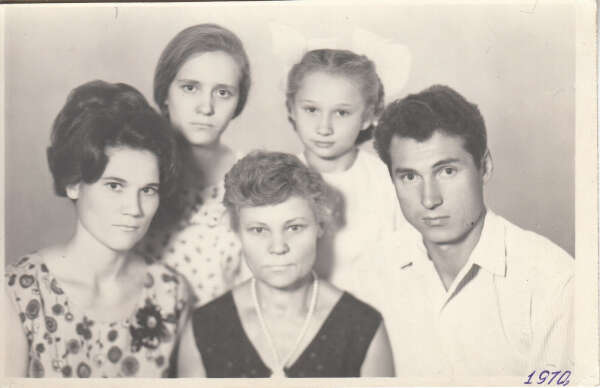 Cделать генеологическую книгу про своих родственников.