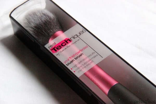 Кисть для румян Real Techniques Blush Brush