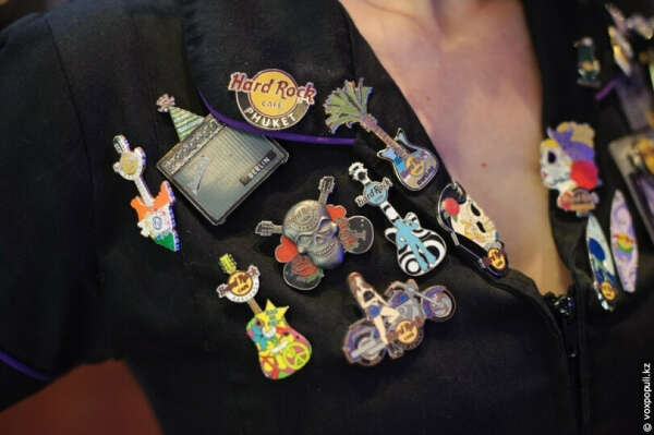 Значки Hard Rock Cafe
