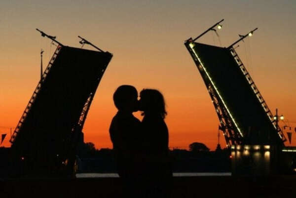 Гулять в Питере в белые ночи
