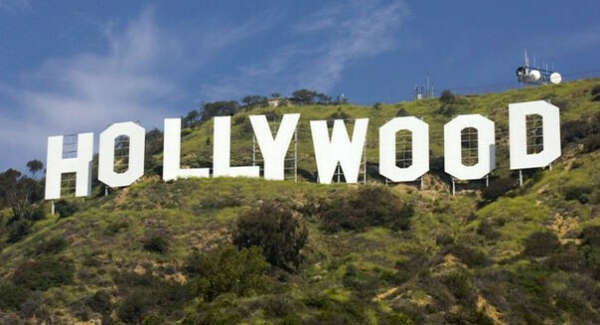 Сфотографироваться, находясь на одной из букв HOLLYWOOD
