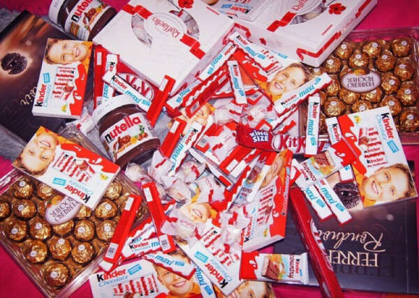 Много конфет и киндеров