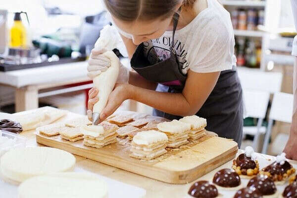 Окончить курс кондитера