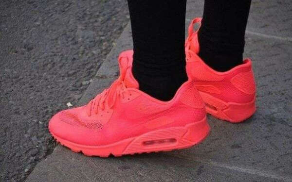 Неоновые кроссовки