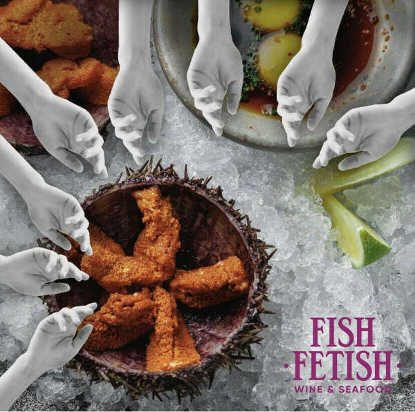 Сходить в Fish fetish и попробовать морских ежей
