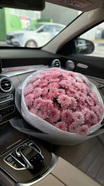 Большой букет нежно розовых хризантем