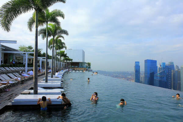 Поплавать в бассейне на крыше отеля Marina Bay Sands в Сингапуре.