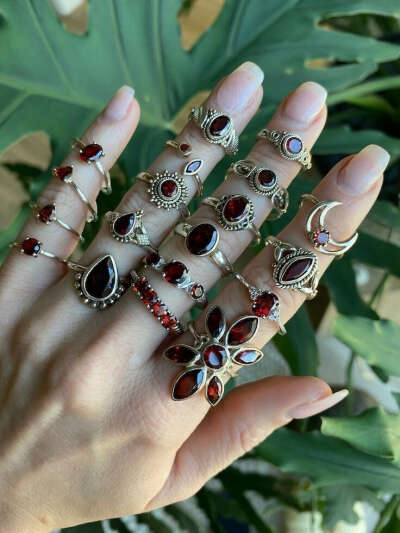 серебряное кольцо с гранатом