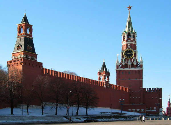 Посетить Московский Кремль