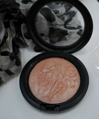 MAC Mineralize Skinfinish – Искристая бархатная пудра, оттенок Soft and Gentle