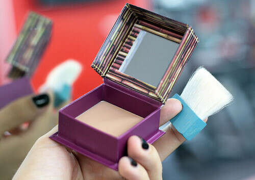 BENEFIT Бронзирующая пудра hoola