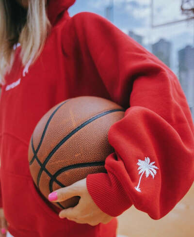красную кофту outfofame