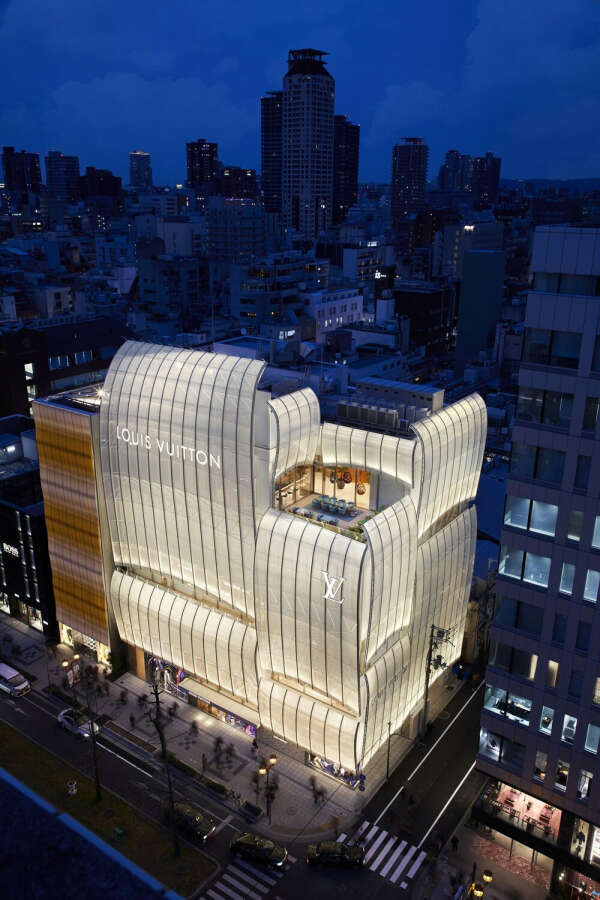 visit Le Café V in Osaka