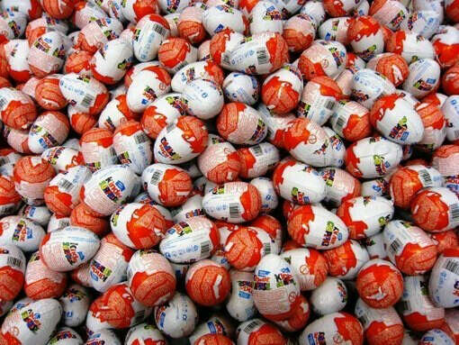Хучуууууу коробку с  Kinder Surprise ;)))