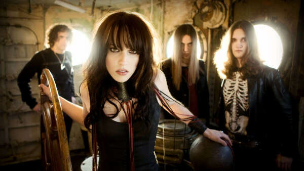 Сходить на концерт Halestorm