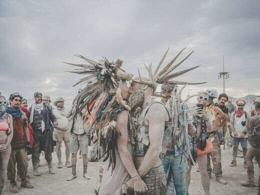Посетить burning man с мужем