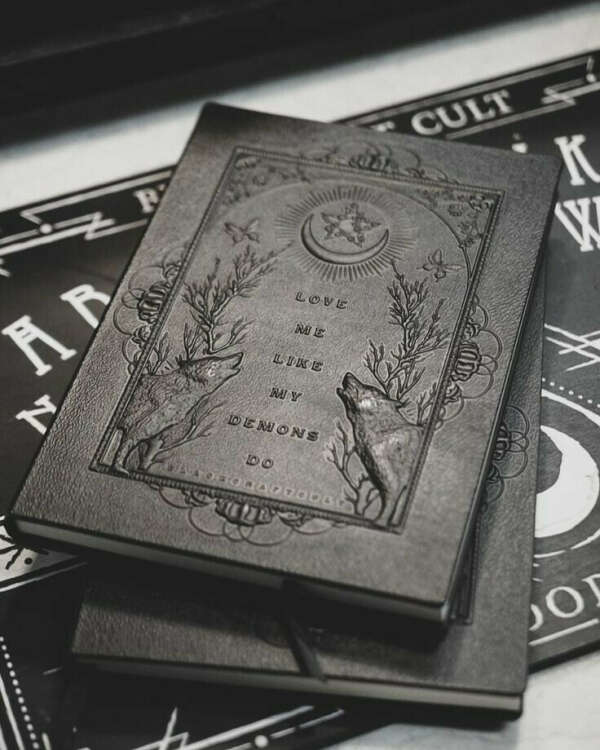 блокнот для записей "love me like my demons do".