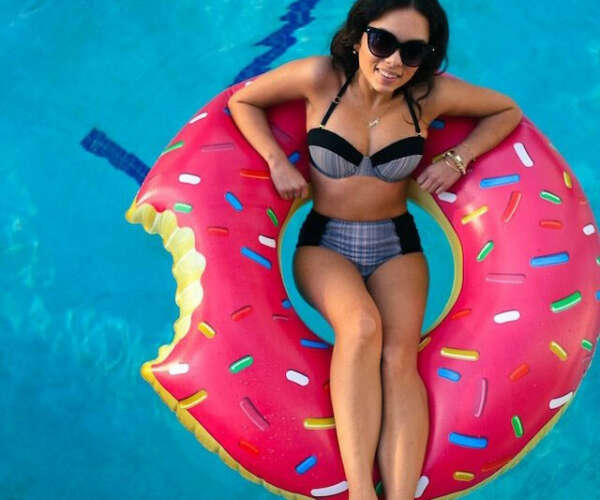 Donut pool float