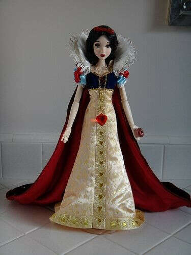 Snow White - LE 17'' Doll (Disney Store 2009)