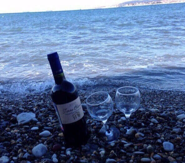 сидеть на берегу моря