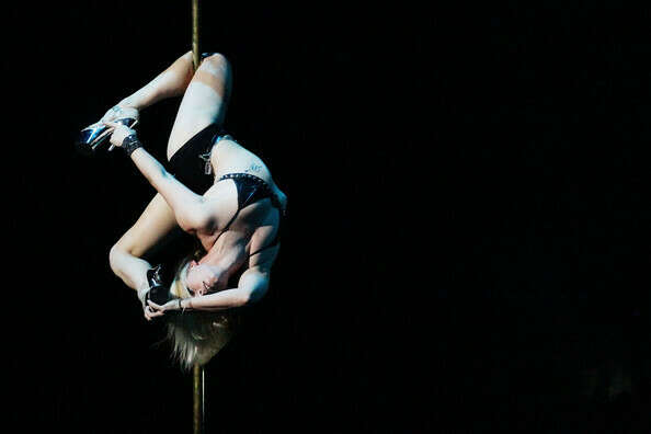 Заняться Pole Dance