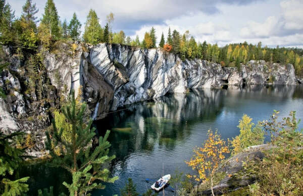 Посетить мраморный каньон в горном парке Рускеала