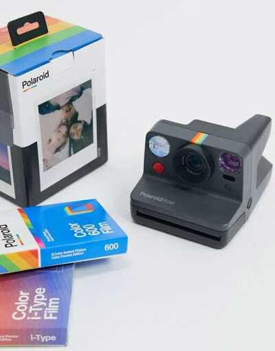 фотокамера мгновенной печати polaroid.