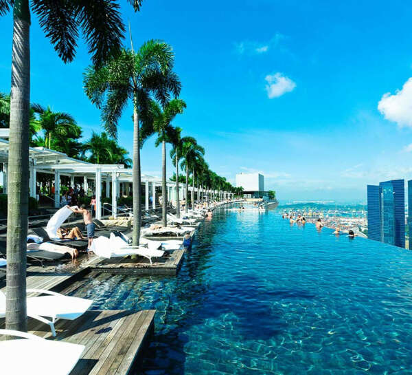Искупаться в бассейне отеля Marina Bay Sands в Сингапуре