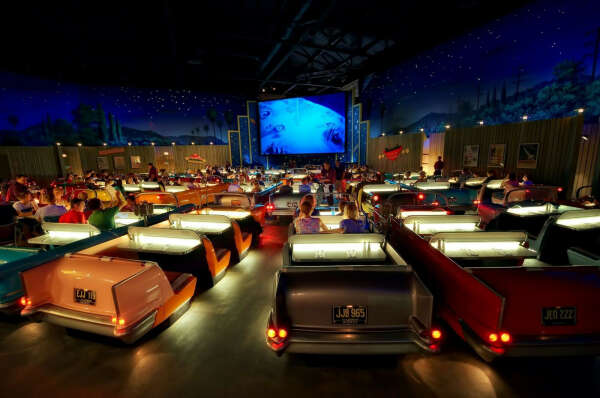 Побывать в drive-in theatre