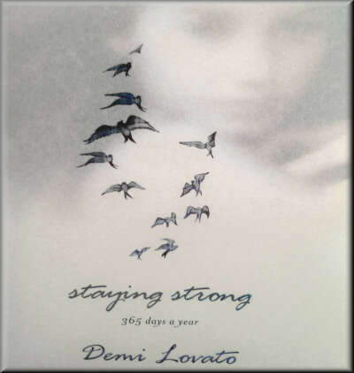 Книга Деми Ловато "Stay Strong 365 days a year"