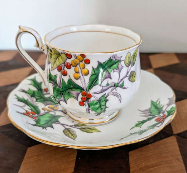 Чайная пара Royal albert Flower of season December в форме Hampton