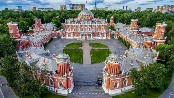Экскурсия в Петровский путевой дворец