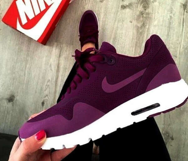 Фиолетовые кроссовки Nike.