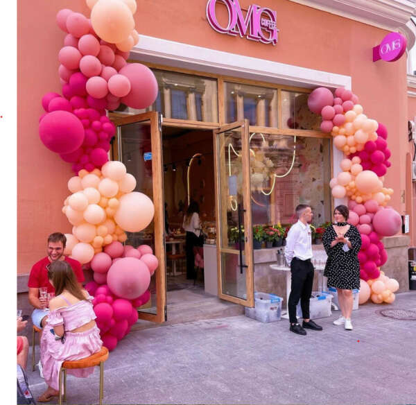 сходить в OMG  кафе и попробовать разные пирожные и тортики!