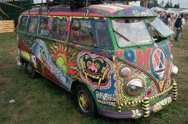Машину Volkswagen hippie bus