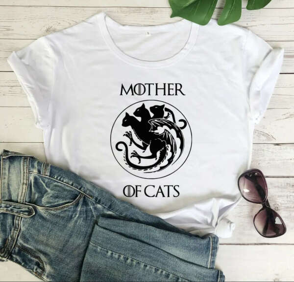 Футболка с принтом  mother of cats и с такой картинкой лучше белая или черная, можно другого цвета