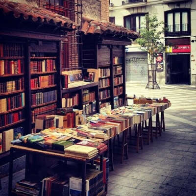 ночная книжная ярмарка (купить десяток книг)