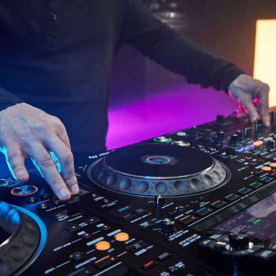 Практика диджеинга на Pioneer CDJ в Pitch Studio Tbilisi