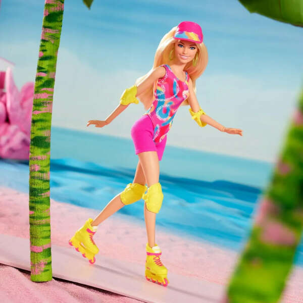 Кукла Барби серия Barbie The Movie в костюме для катания на роликовых коньках