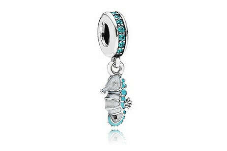 PANDORA | Летняя коллекция PANDORA 2014 СЕРЕБРЯНАЯ ПОДВЕСКА В ФОРМЕ МОРСКОГО КОНЬКА С СИНЕ-ЗЕЛЕНЫМИ КУБИЧЕСКИМИ ЦИРКОНИЯМИ, СЕРЕБРЯНОЙ И БИРЮЗОВОЙ ЭМАЛЬЮ
