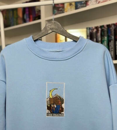 свитшот “The reader”