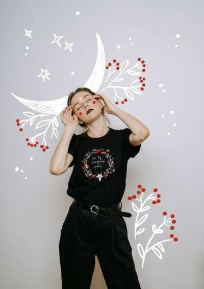 CIRCLET OF FLOWERS T-SHIRT